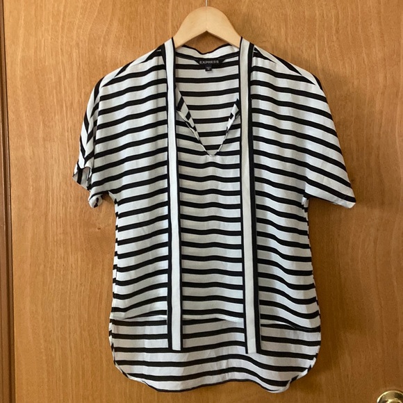 Lightweight black & white Express top. - Picture 1 of 5